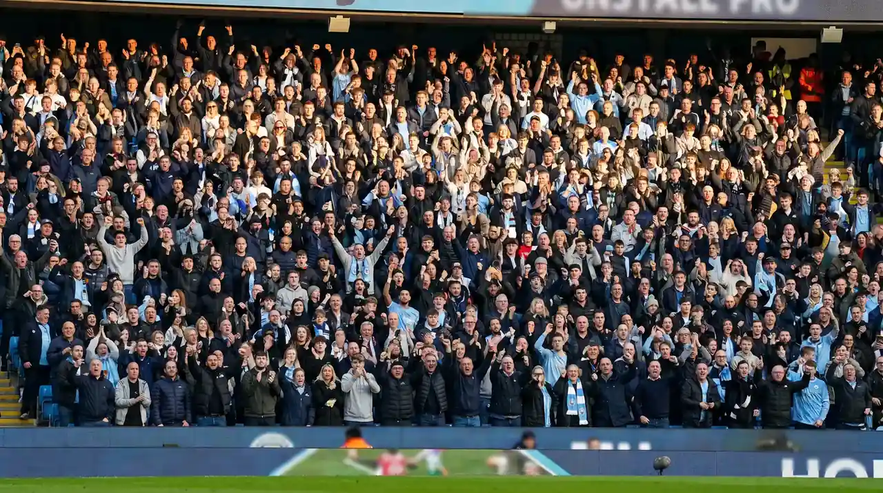 Tribunes pleines d'un stade de Premier League un jour de match